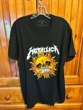 Metallica Black Short-Sleeve Graphic Tee with Yellow Skull Sun